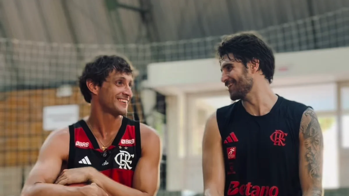 Kayo Gonçalves e Joel Bürger rindo durante o bate-papo na quadra da Just Ball Academy