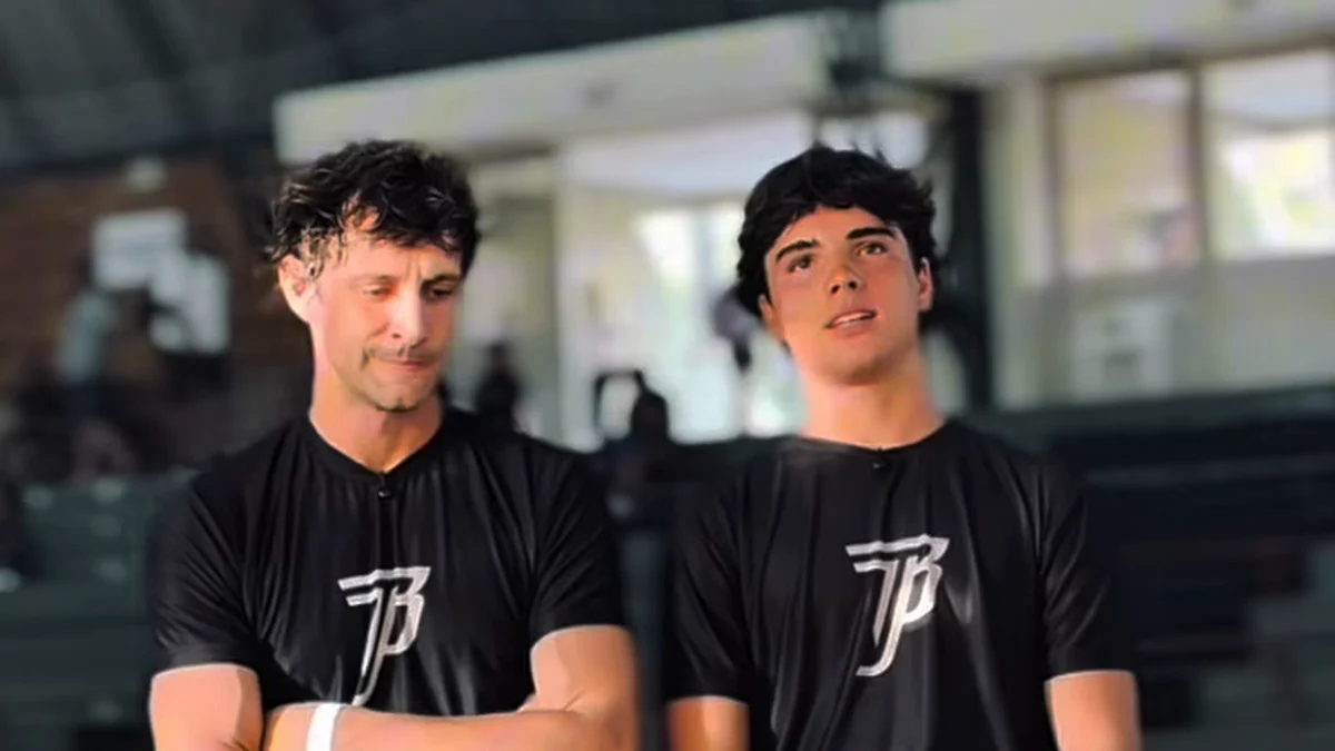 Joel Bürger e Pedro Henrique sentados na quadra durante o bate-papo
