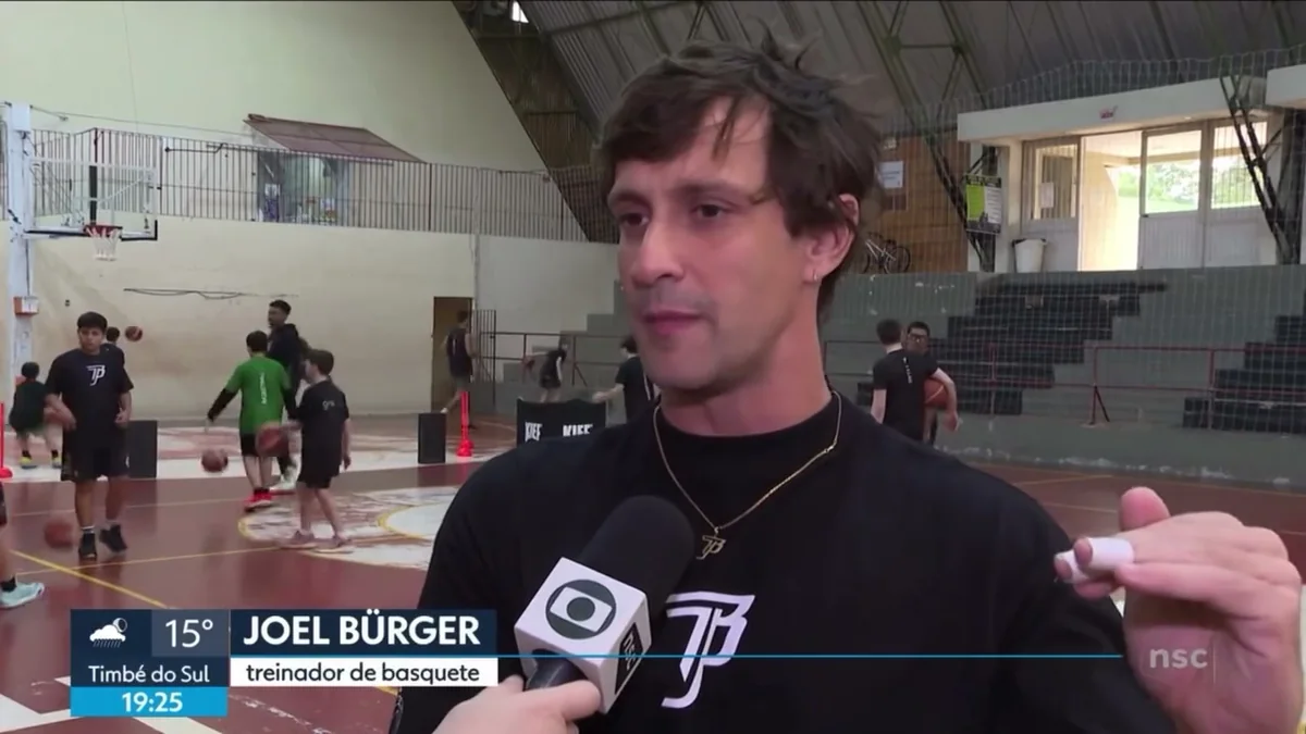 Joel Bürger em entrevista à NSC no ginásio de Coqueiros